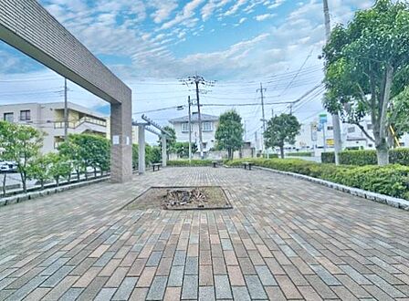 周辺施設は充実しております。コンビニやドラッグストアも近く、生活しやすい環境が揃っております。