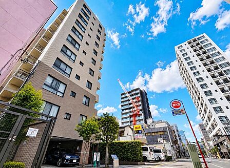 ~重厚感漂う美しい外観~落ち着いた色調の外観デザインが上質な気品を漂わせます。綺麗なアプローチを通れば住まう誇りを感じられます。大宮の街並みに美しく映えるマンション。※対象マンションは左です。