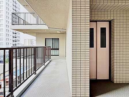 ~もちろんエレベーター~玄関前ホールも広く何かと安心です。
