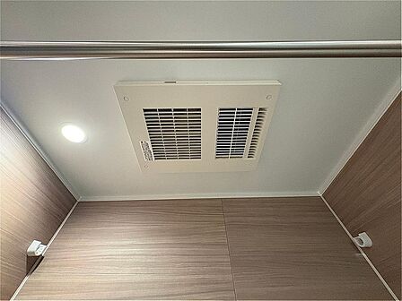 雨の日や夜間の室内干しに役立つ浴室暖房乾燥機。カビの発生を抑える換気・乾燥機能に加え、冬場のヒートショック対策になる暖房機能も備え、一年を通して快適で衛生的なバスタイムをサポートします
