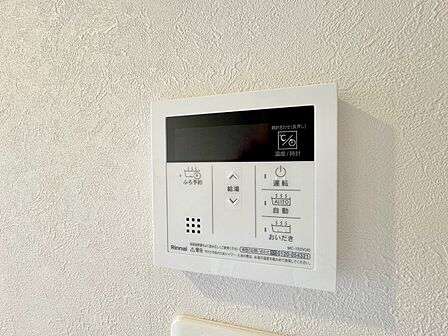 お風呂場と台所に操作リモコンがあり、キッチン近くにある給湯リモコンは、ボタン一つで簡単に沸かせ便利
