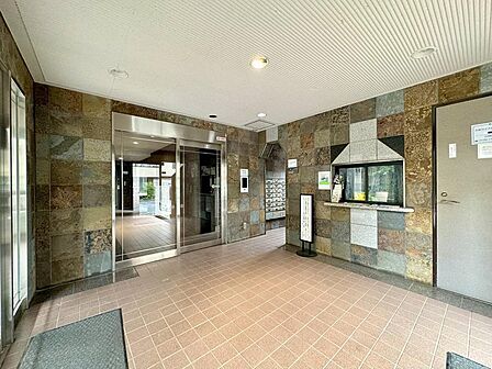 重厚感のある雰囲気で居住者・来客者を迎えてくれます。