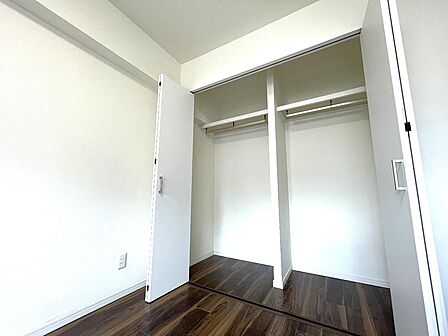 衣類を仕分けして掛けられるハンガーパイプと上部棚を備えた、収納力豊富なクローゼット。折れ戸が大きく開くため出し入れがスムーズで、お部屋をすっきりと保てます。