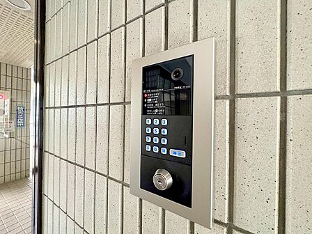 マンションのエントランスにはオートロックシステムがございます。来客の際は室内からも来訪者が確認出来るので、お子様がお留守番の際も安心ですね。