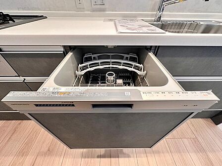 「ビルトインタイプ食器洗乾燥機」通常の手洗いでは使用出来ないほど高温のお湯や高圧水流を使うことにより汚れを効果的に落とすことができる。殺菌効果が非常に高く哺乳瓶などを使う家庭で需要が高く大変便利。