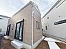 外観：洗練されたデザインが目を引く、明るい陽光が降り注ぐ住まい。広々としたカースペースは、家族の車を停めるのに便利で、お子様の送り迎えもスムーズです。