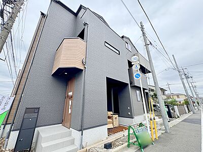 外観：「南鳩ヶ谷」駅徒歩12分。南西角地。冬は暖かく夏が涼しい断熱等級6の邸宅。耐震等級3で地震に強い