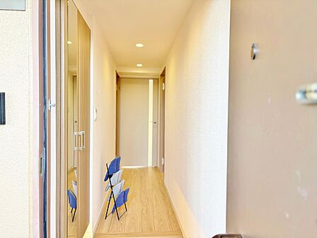 扉を開けると温かな空間が広がる玄関アプローチ。すっきりと整理された廊下は、家族や訪れるゲストを優しく迎え入れてくれます。