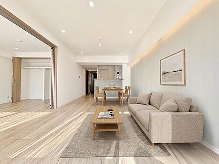 ナチュラルな家具が良く映える明るいLDK。実際の暮らしをイメージしやすい洗練された住空間です。(※ 画像内の家具等はCG加工による合成です)