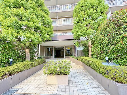 緑溢れるエントランス