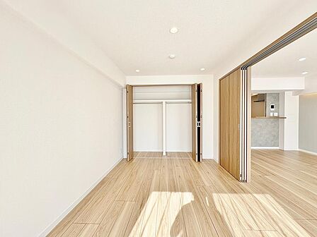 正面には壁一面の大きなクローゼットを完備。服や季節の荷物をしっかり収納できるため、お部屋をいつでもすっきりと広々保てます。