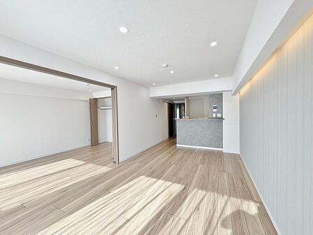壁面をやさしく照らす間接照明が上質な洗練さを演出。開放感あふれるレイアウトで、お好みのインテリアを自由に楽しめる大空間です。