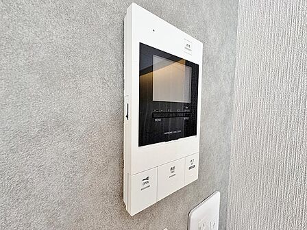 訪問者の顔を映像でしっかり確認できるTVモニター付きインターホン。不審者対策はもちろん、お子様のお留守番や一人でいる時も安心の防犯設備です。
