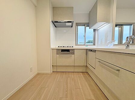 ~kitchen~L型の対面キッチンになっております。作業スペースも多く確保されており、リビング全体をも渡せる設計になっております。