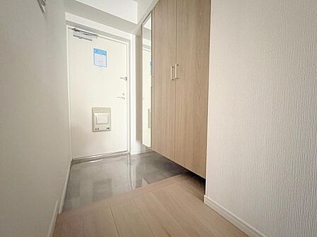 お出かけ前の身だしなみチェックに便利な全身姿見ミラー付きの玄関。収納豊富で家族の靴をすっきりと整理できます。フロートデザインを採用し、足元に開放感を与えるフロアライト付きで上品な玄関空間を演出