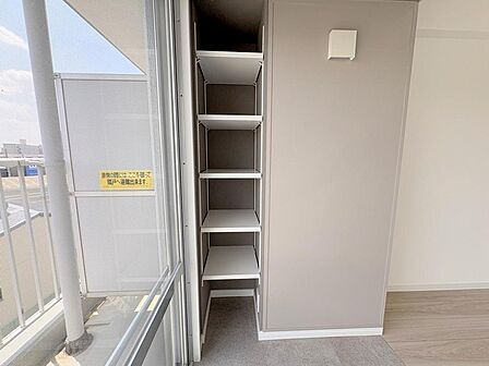 LDKの角、フロアタイル仕上げのスペースに備え付けられた可動棚。収納する物の高さに合わせて高さを調整でき、観葉植物やお気に入りのインテリア小物を飾って「見せる収納」としてもおしゃれに活用できます。