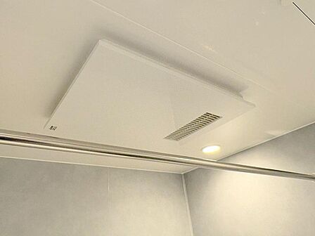 雨の日や夜間の室内干しに役立つ浴室暖房乾燥機。カビの発生を抑える換気・乾燥機能に加え、冬場のヒートショック対策になる暖房機能も備え、一年を通して快適で衛生的なバスタイムをサポートします。