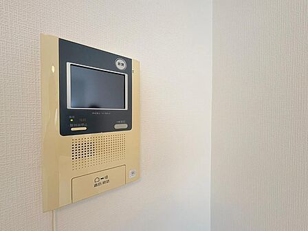 「見える安心」をカタチにしました。誰が来てもわかる様にモニター付きインターホンを設置。家事導線を考慮した個所に設置し、防犯性と利便性に優れ快適と安らぎを合わせた優しい設計。