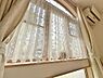 室内：アーチ状の特注デザイン窓。(内側)※カーテンは居住者所有のものです。(相談)