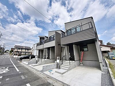 外観：右から3号棟。ゆとりある前面道路に面し、美しい街並みを形成する全3棟。南西側からの心地よい陽光が包み込む明るい住まい。都会的で洗練されたデザインが上質な暮らしを作ります。