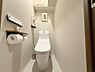 トイレ：空間を無駄なく活用し、上部には便利な収納スペースを確保。トイレットペーパーなどのストック類もスッキリと片付きます。
