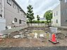 外観：周辺は綺麗に整備された住宅街であり、小学校や中学校が近くにある立地環境の良さを、建設前の段階からでも十分に感じ取ることができる魅力的な場所です。