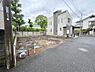 外観：図面だけでは分かりにくい隣の家との距離感や、駐車スペースの配置を想像するのに最適な更地の状態です。完成後の美しい街並みを思い描きながら、現地を散策して周辺の空気感を味わうことができます。