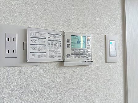 足元からお部屋全体を心地よく温める床暖房風を出さないためホコリが舞い上がらず、乾燥を抑えて清潔で快適な室内環境を保ちます寒い季節も素足で心地よく過ごせる、魅力的な暖房設備です