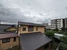 周辺：爽やかな青空が広がる開放的なロケーション。周辺は静かな住宅街で、日当たり・通風ともに良好です。バルコニーからの心地よい風と明るい陽光を感じながら、穏やかな時間を過ごせます。