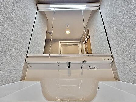 洗面台は三面鏡となっております。これなら朝も身支度もはかどりそうですね。