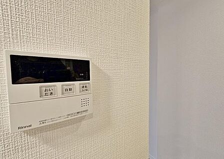 キッチンにももちろんオートバスはついております。料理や家事をしながらでも、簡単にお風呂の準備ができます。手間が省けて便利ですね。