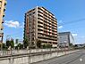 外観：柱を外に出すアウトフレーム工法で家具配置がしやすくバルコニーが広々としております。