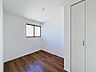 子供部屋：陽光が心地よいこの居室は、お子様の成長に合わせて子供部屋や書斎として活用できます。たっぷり収納で、家族の荷物もすっきり片付きます。