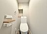 トイレ：白を基調とした清潔感あふれるトイレ空間。