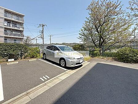 住居の前にうれしい平置き駐車場。(契約する際は月々10、000円掛かります)