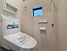 トイレ：清潔感のあるトイレ空間です。小窓が設けられており換気もしやすい構造です。手すりも付いているため様々な方に使いやすい設計です。収納スペースも確保されています。