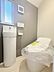 トイレ：清潔感のあるトイレ空間です。手洗い器が設置されており使い勝手に配慮されています。窓があるため換気もしやすく快適にお使いいただけます。スタイリッシュな内装が印象的です。
