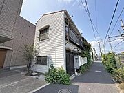 前面道路が広く開放感のある立地です。建物の側面にもゆとりがあり日当たりも期待できます。近隣は静かな住宅環境で落ち着いた雰囲気を感じられます。道沿いには植栽があり季節の変化も楽しめます。