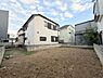 外観：落ち着いた色合いの外観が周囲の住宅と調和しています。隣接する住宅との距離感も程よく確保されています。敷地が広くさまざまな活用が期待できます。空が広く見える環境です。