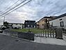 その他：開放感のある敷地でさまざまな活用が可能です。周囲には戸建て住宅が並び落ち着いた環境になっています。前面道路は車の出入りもしやすく利便性があります。フェンス付きで安心感も得られます。