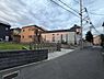 その他：周囲は落ち着いた住宅街となっておりプライベート感があります。前面道路は広めで開放感を感じられます。建物やフェンスもしっかり整備されています。隣接敷地との距離も保たれています。