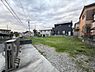 外観：閑静な住宅街に位置する土地で周囲に住宅が立ち並び落ち着いた雰囲気です。敷地は広々としており様々な用途に柔軟に対応可能です。前面道路も整備されており車両の出入りもスムーズです。