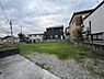 外観：開放感のある広々とした土地が広がっています。周囲に住宅が立ち並び落ち着いた雰囲気が印象的です。道路からアクセスしやすい立地で建築プランも立てやすい区画です。