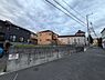 その他：閑静な住宅街に位置した敷地で落ち着いた雰囲気が広がります。前面道路はゆったりとした幅があり車の出入りもスムーズです。周辺には住宅が建ち並び整った街並みが特徴です。
