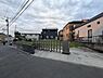 その他：周囲には住宅が立ち並ぶ落ち着いた雰囲気のエリアです。道路に面した門扉が設置され車両の出入りもしやすい配置です。敷地は整地されており様々な用途に利用しやすいです。