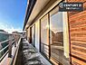 バルコニー：広々としたバルコニーで一日の始まりをスタート！お洗濯ものをたっぷり気持ちよく干せます！