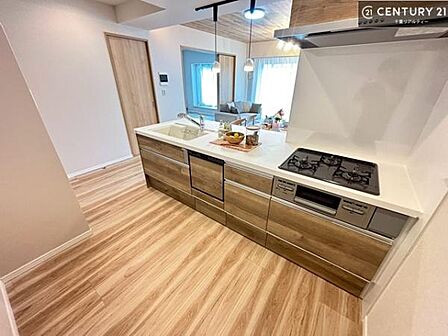 対面式システムキッチンを採用しています!ご家族のコミュニケーションが自然と増える設計です。お子様にも目が届くので嬉しいですね!広々使えて快適で作業が進みます。