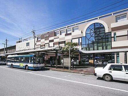 稲毛駅(JR 総武本線)まで1109m、バス便あり。