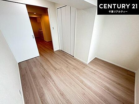 収納力のある洋室です。お部屋もすっきり広々と使えて気持ちが良いです!キレイな明るいお部屋で過ごすのは、更にのんびりゆっくりできますね!