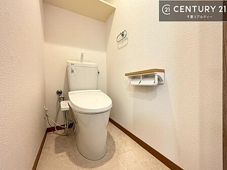 清潔感のある色味のお手洗いです!さわやかでスッキリする空間です!白を基調としているので、お手入れがしやすいトイレです!